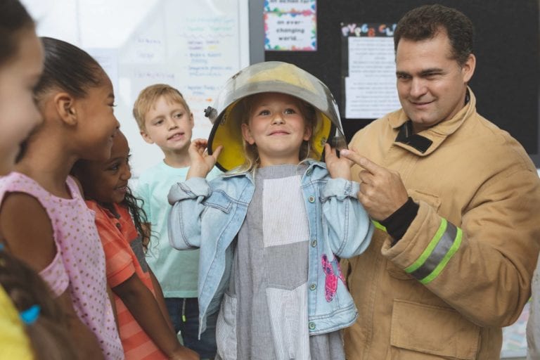 firefighter-teaching-to-school-kids-about-fire-X8MW9RJ